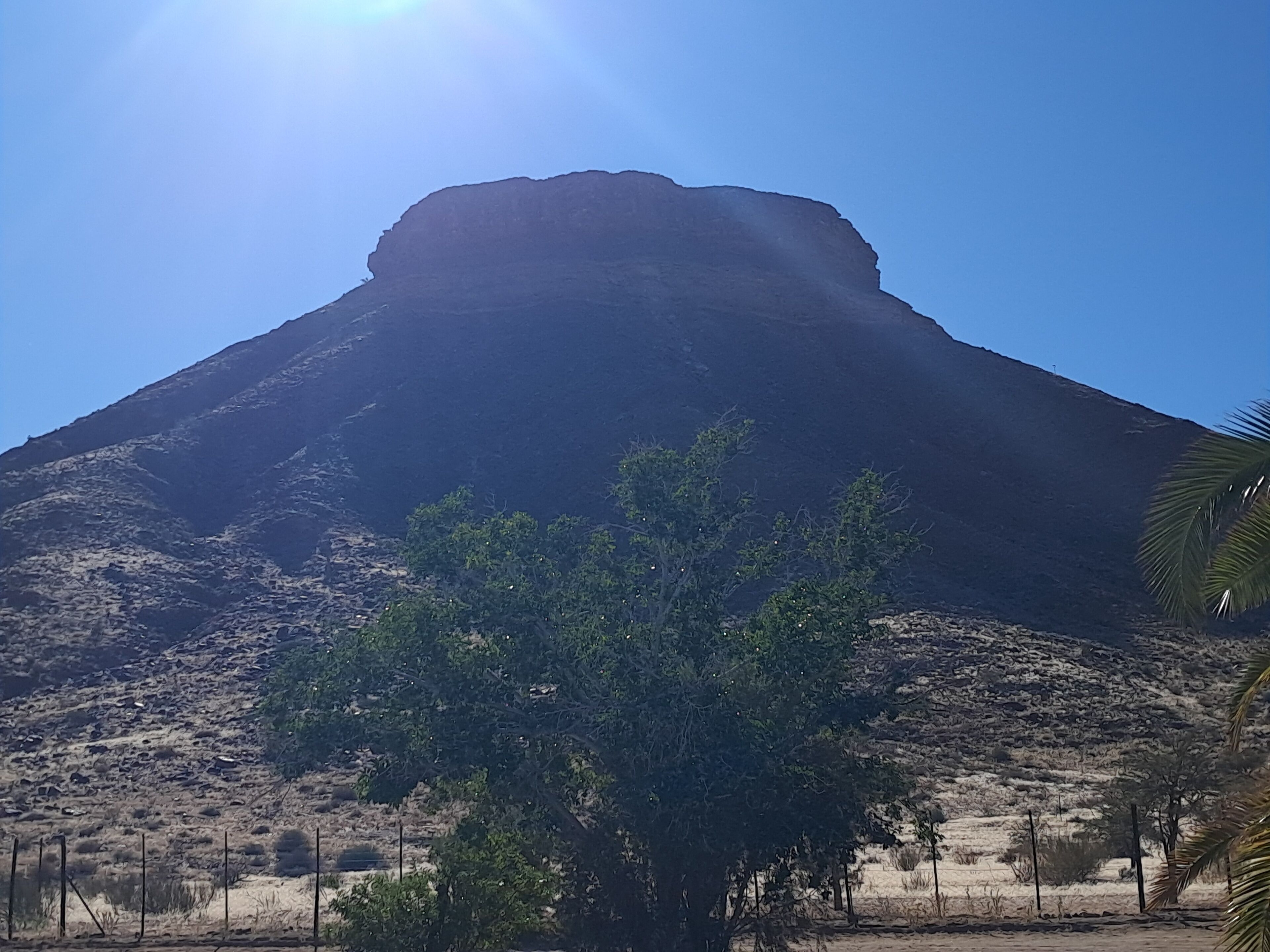Una montagna con cielo sereno.