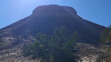 Una montagna con cielo sereno.