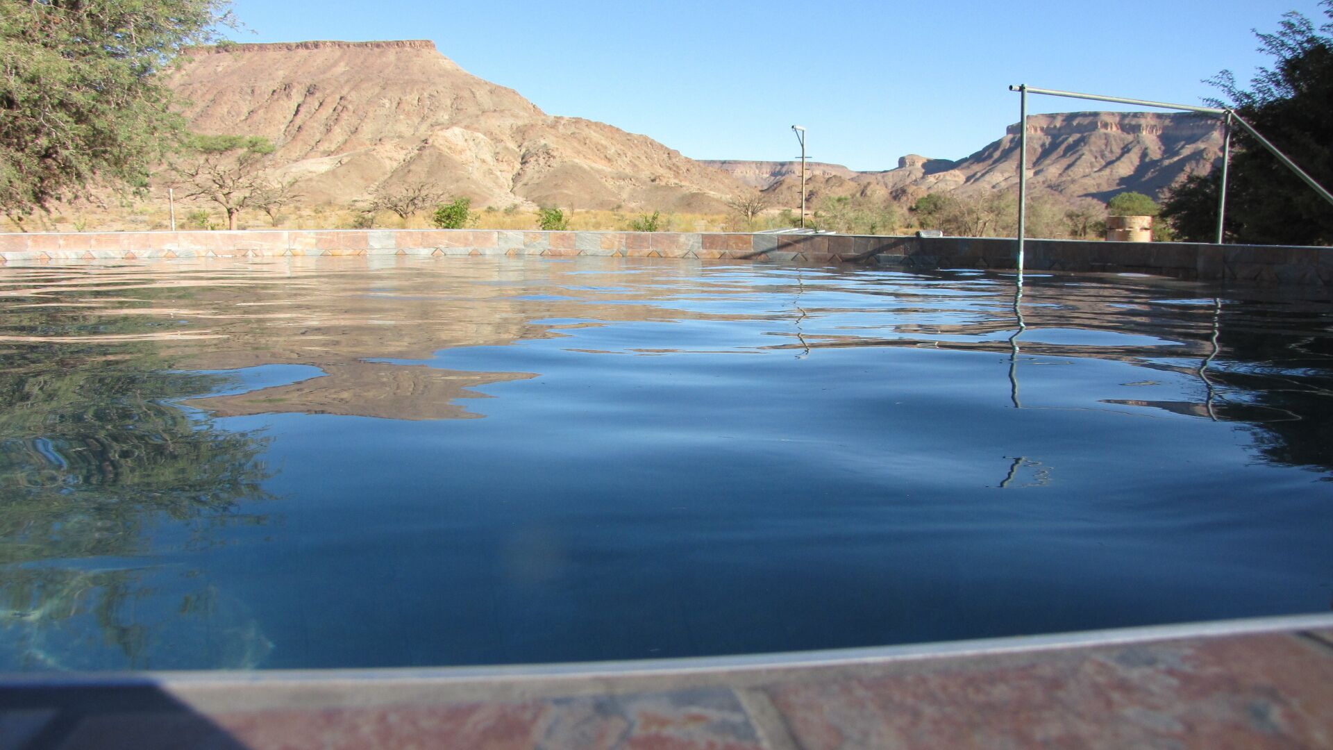 สระว่ายน้ำกลางแจ้ง