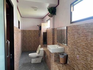 Shower, towels - OYO 75524 SK Resort (Nuea Khlong)