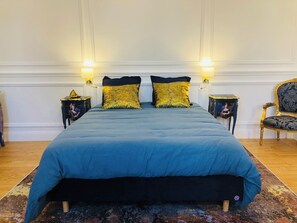 Skrivebord, lydisolert og wi-fi (inkludert)