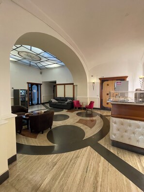 Interior entrance - Le Porte di Napoli - Rooms (Naples)