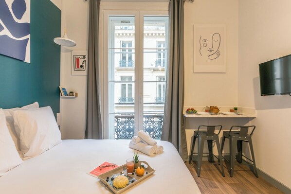 Caja de seguridad en la habitación y tabla de planchar con plancha