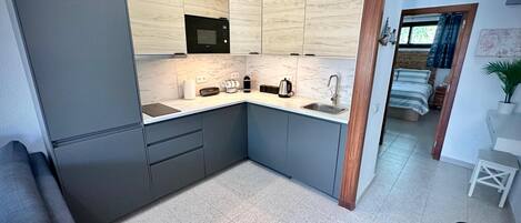 Een koelkast, een magnetron, een kookplaat