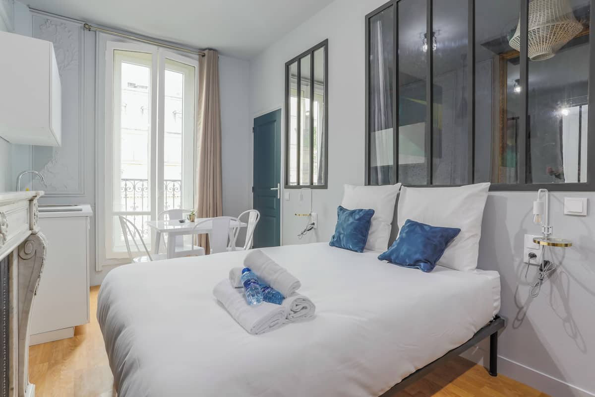 Une chambre d’hôtel avec un lit, un bureau et une chaise.