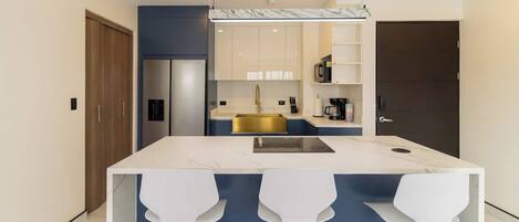 Frigorifero, microonde, piano cottura, macchina per tè/caffè