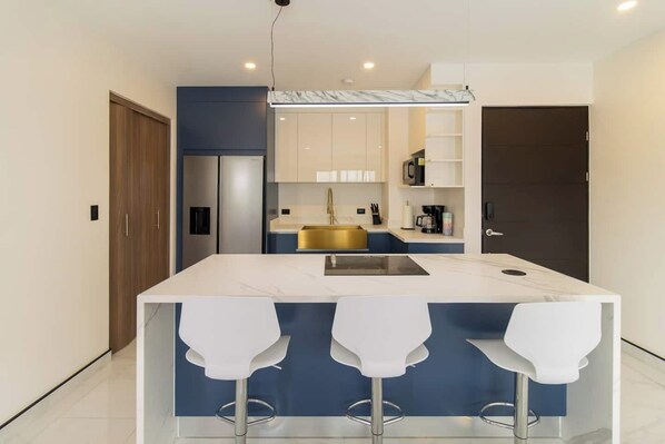 Køleskab, mikrobølgeovn, kogeplade, kaffe-/temaskine