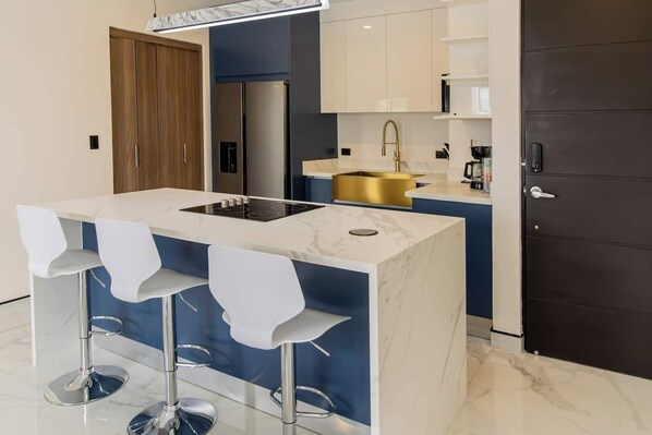 Kühlschrank, Mikrowelle, Herdplatte, Wasserkocher mit Kaffee-/Teezubehör