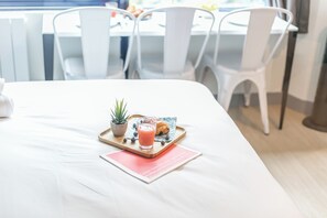 Bữa sáng kiểu Âu hàng ngày (12 EUR/mỗi người) 