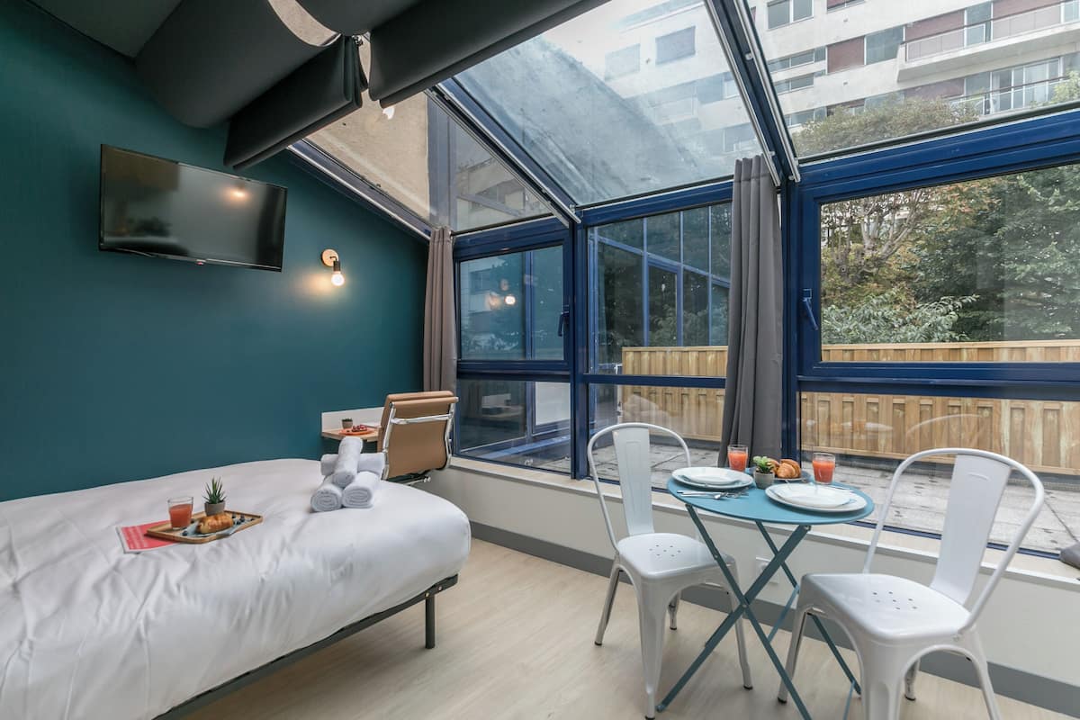 Studio | 1 bedroom, in-room safe, iron/ironing board, free WiFi