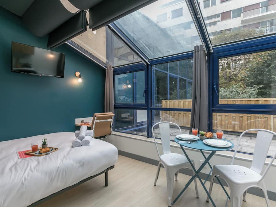 Caja de seguridad en la habitación y tabla de planchar con plancha