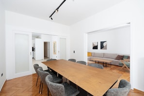 Apartamento Deluxe, 3 habitaciones, balcón, vistas a la ciudad | Comedor