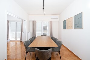 Deluxe-Apartment, 3 Schlafzimmer, Balkon, Stadtblick | Esszimmer