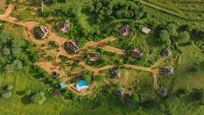 Vista aérea de una zona residencial con varias casas, una piscina y jardines bien cuidados.