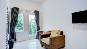 Deluxe Double Room | Living area | 32-inch flat-screen TV with cable channels