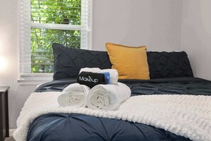 2 habitaciones, tabla de planchar con plancha, cuna de viaje y wifi 
