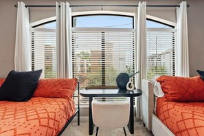 3 soverom, skrivebord, strykejern/-brett og reiseseng for barn