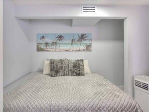 Escritorio, wifi gratis y ropa de cama 