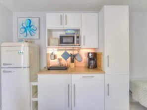 Kühlschrank, Mikrowelle, Wasserkocher mit Kaffee-/Teezubehör, Toaster