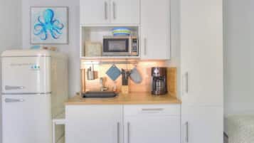 Kühlschrank, Mikrowelle, Wasserkocher mit Kaffee-/Teezubehör, Toaster