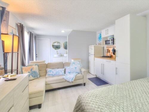 Sea Turtle-Private bed and bath separated suite