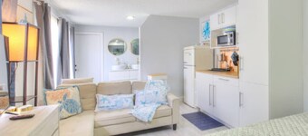 Sea Turtle-Private bed and bath separated suite