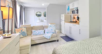 Sea Turtle-Private bed and bath separated suite