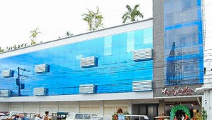 A hotel with a blue facade and a sign reading "Sky Garden." - Sky Garden Hotel By Reddoorz (Roxas City)