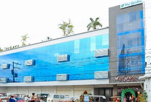 A hotel with a blue facade and a sign reading "Sky Garden." - Sky Garden Hotel By Reddoorz (Roxas City)