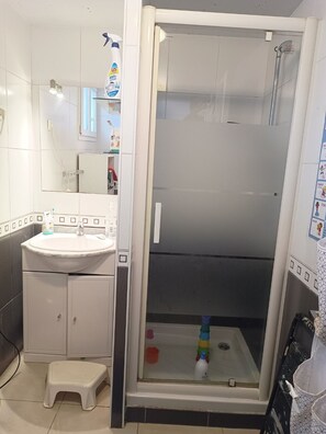 Douche, serviettes fournies, savon, papier toilette
