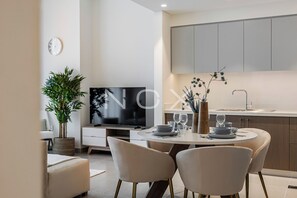 In-room dining - 1BR 2510 Forte T2 (Dubai)