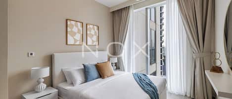 Ein modernes Hotelzimmer mit einem großen Bett, einem Nachttisch mit Lampe, einem Fenster mit Vorhängen und Blick auf die Stadt.