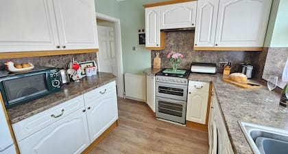 Beckside - Dog friendly house with secure garden and free parking