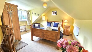 1 bedroom, iron/ironing board, WiFi, bed sheets - Beckside - Dog friendly house with secure garden and free parking (Heworth)