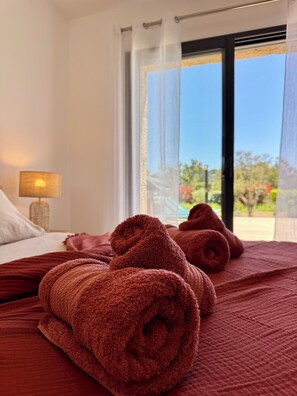 4 slaapkamers, een bureau, een strijkplank/strijkijzer, reisbedje