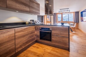 Kjøleskap, mikrobølgeovn, ovn og oppvaskmaskin