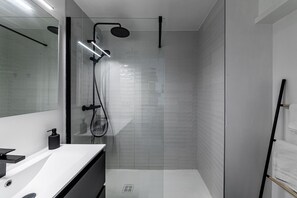 Douche, sèche-cheveux, serviettes fournies