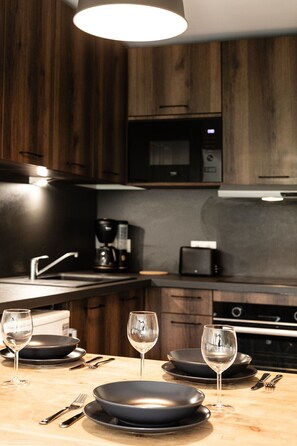 Kjøleskap, mikrobølgeovn, ovn og oppvaskmaskin