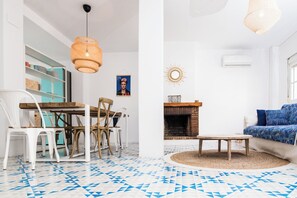 TV LCD 50 polegadas com canais a cabo, lareira