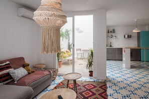 Een 50-inch lcd-televisie met kabelzenders en een open haard