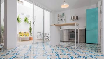 Coffee/tea maker, toaster, highchair