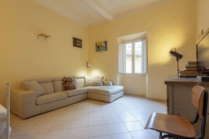Classic Apartment | Living area - Amblè Vintage Apartment (Florence)