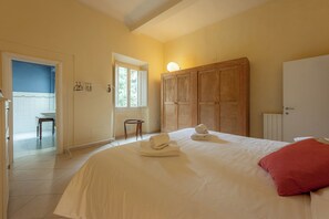 Classic Apartment | 2 bedrooms, iron/ironing board, free WiFi
