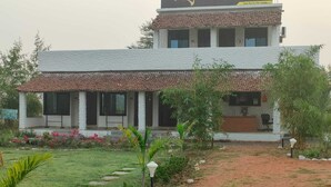 Un bâtiment à deux étages, doté d’un toit en tuiles et d’une enseigne indiquant : « Gondwana Premium Jungle Homes ».