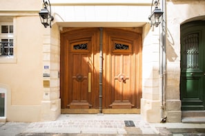 Pintu masuk hartanah