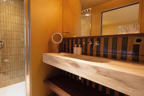 The Discreet | Bathroom | Free toiletries, hair dryer, towels, soap