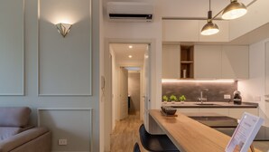 A modern kitchen with a wooden countertop, black bar stools, and a welcome sign. - Casa di Ambra - 301 in Monza (Monza)
