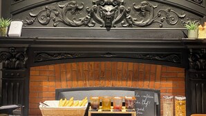 Un ricco buffet della colazione con pane, dolci e salse.
