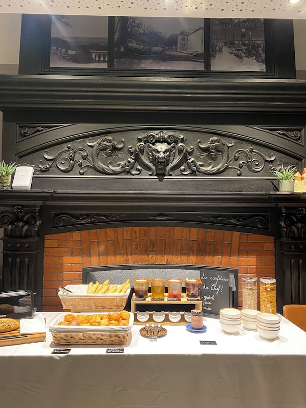 Daily continental breakfast (EUR 15 per person)