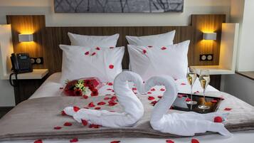 Caja de seguridad en la habitación y espacio para trabajar con laptop